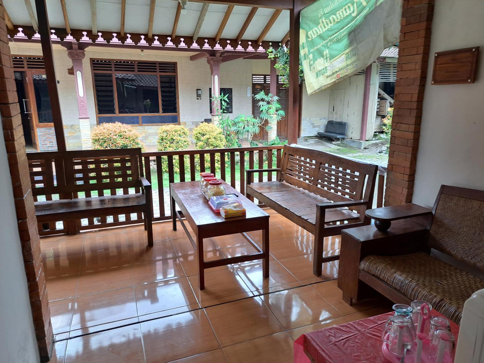 Romadhoni Homestay Magelang Eksteriør billede